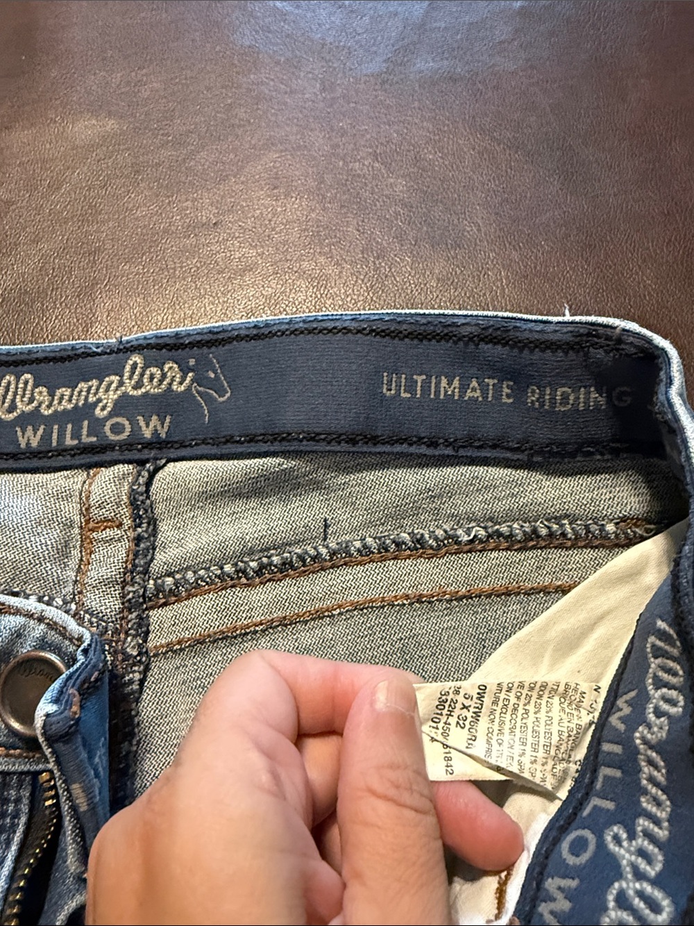 Wrangler women’s Bootcut Jeans in Faded Blue - Picture 3 of 3